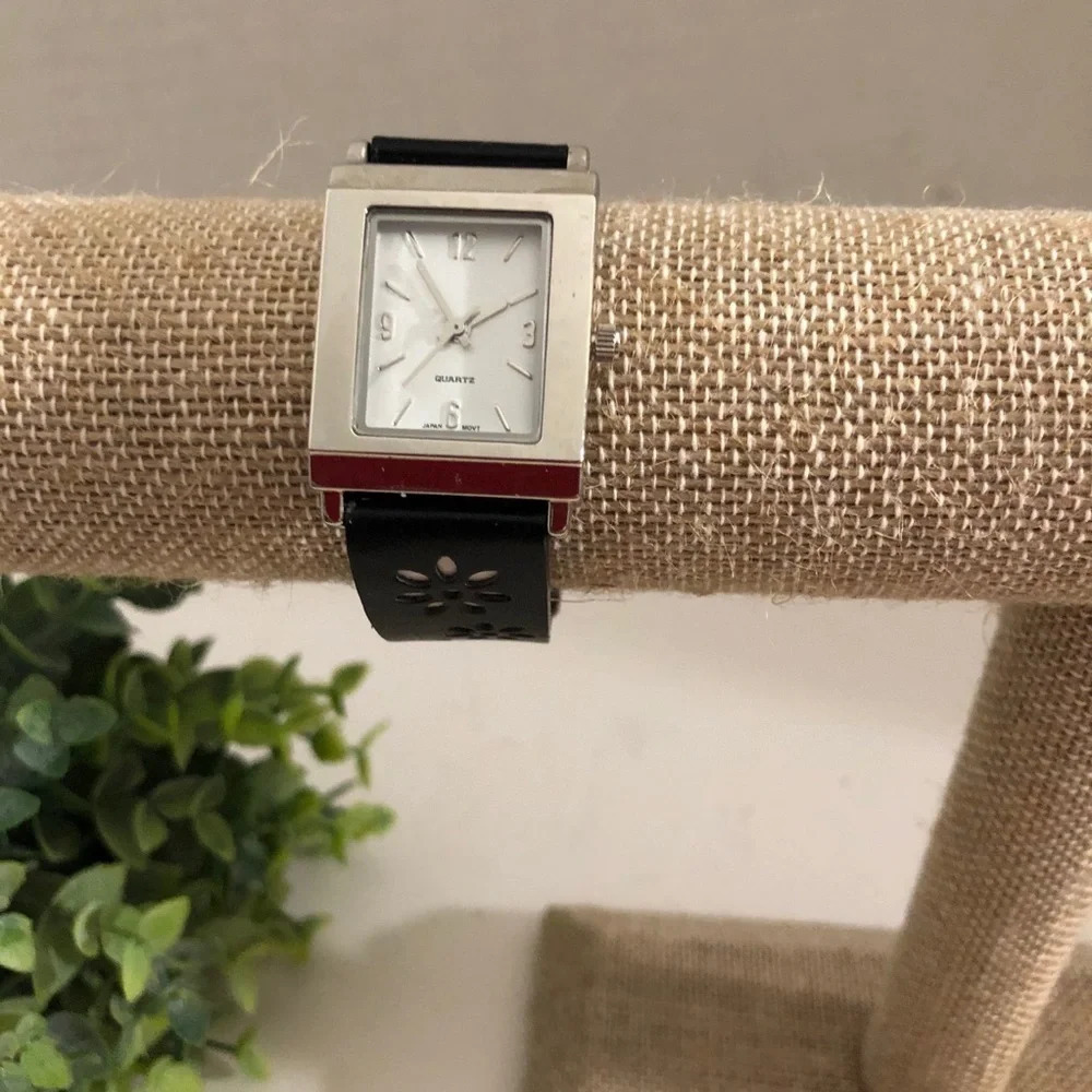 Unbranded Womens Black Floral Flower Cut-Out Watch